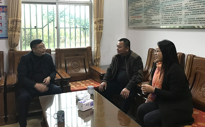 mk体育公司慰问组听取驻村第一书记和村两委班子对扶贫工作的意见与建议