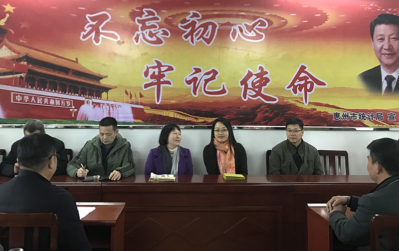 市统计局赵局长、mk体育公司慰问组与贫困村民面对面交流