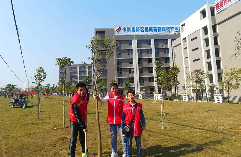 mk体育志愿者在植树现场