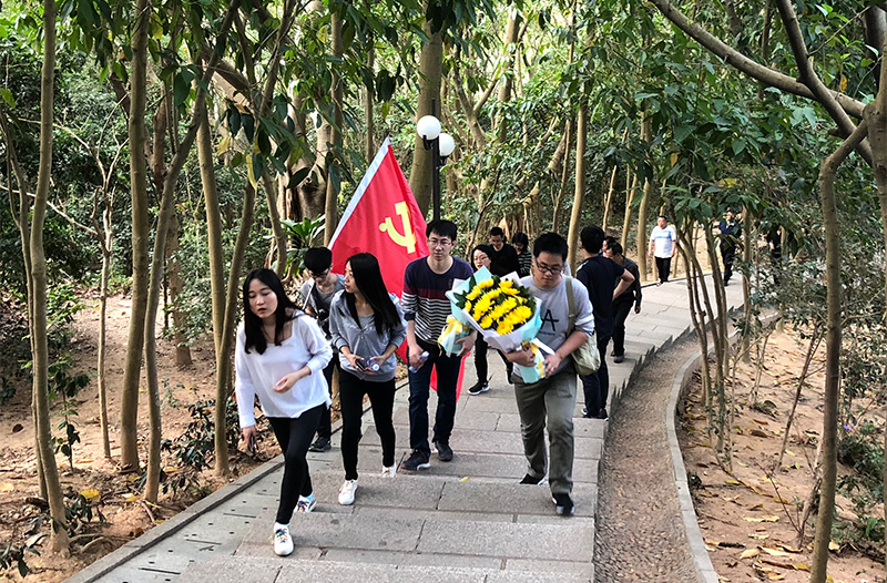 mk体育园区党委开展春日登山活动