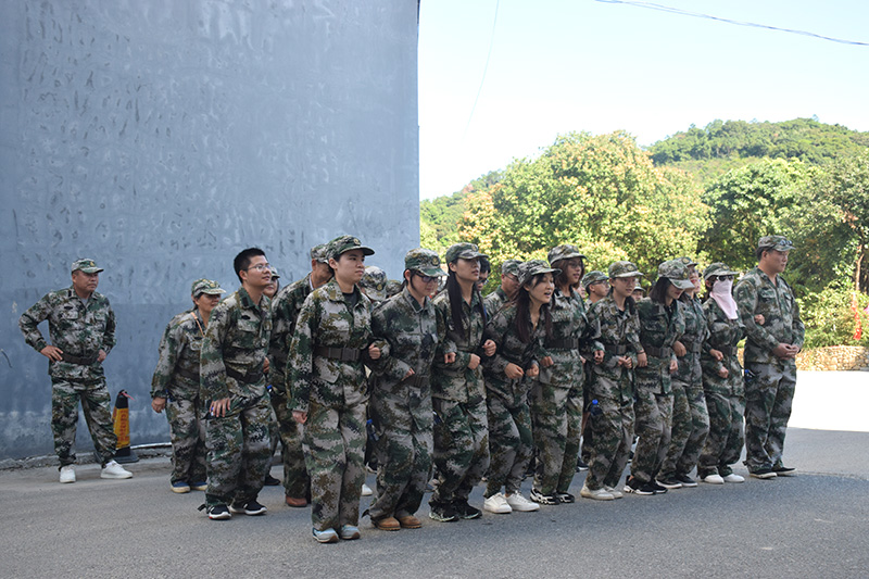 mk体育园区党委举办了以“不忘初心·牢记使命”为主题的主题党日活动