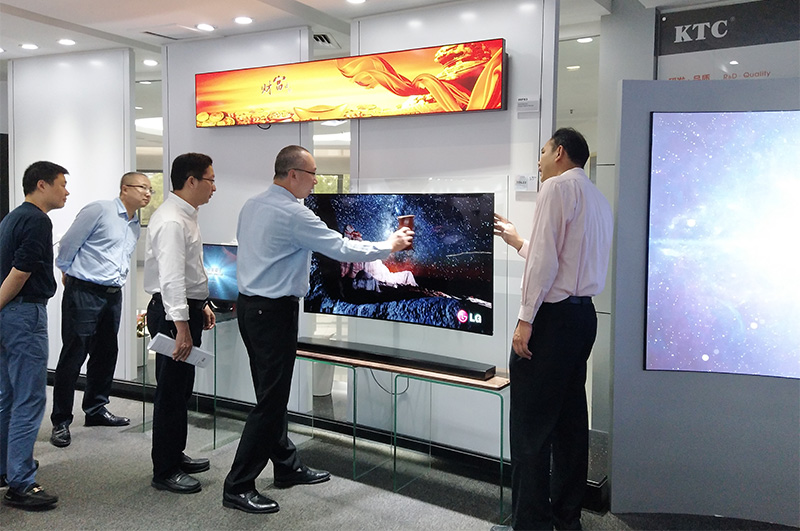 坂田街道办党工委副书记、办事处主任林逸涛一行参观mk体育产品展厅