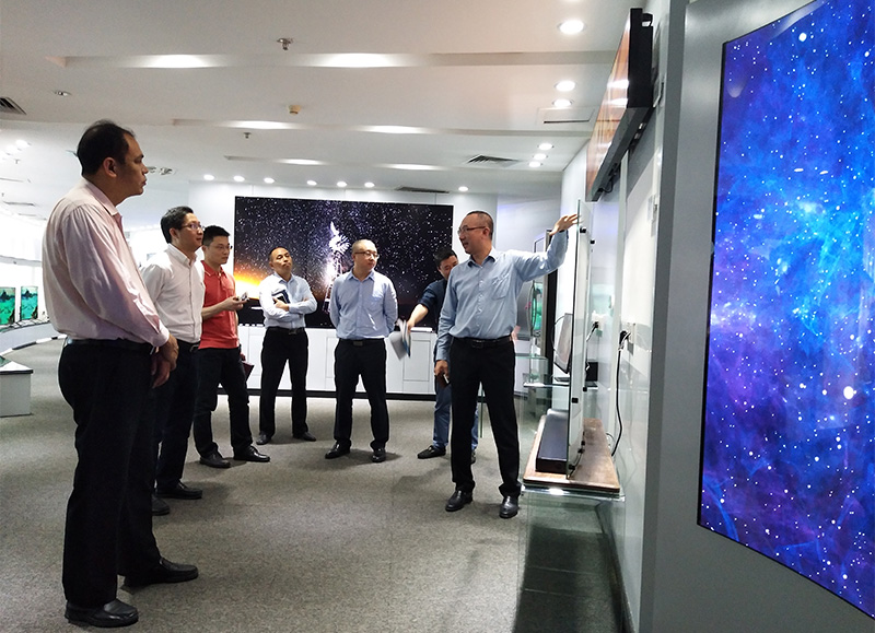 坂田街道办党工委副书记、办事处主任林逸涛一行听取mk体育董事长凌斌先生介绍产品